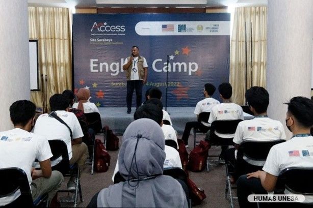 Salah satu kegiatan Access Scholarship Program di Surabaya.