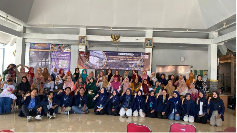 Tim PPK Ormawa HMP Pendidikan Biologi UNESA bersama warga Sumokali peserta pelatihan YOKEL.