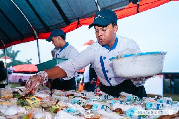 Tim pramusaji Unesa menyiapkan paket makanan bergizi gratis yang dibagikan dalam kegiatan pramuka Kwarda Jatim di Jember.