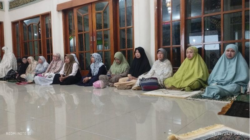 Foto: Selain menjadi khotib, kegiatan lainnya adalah mengajar ngaji, berdakwah dan berbagai aktivitas keagamaan lainnya.