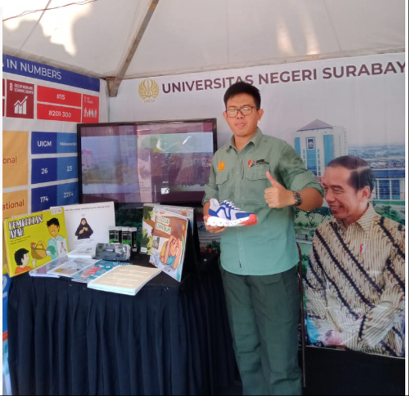 Booth UNESA dengan sejumlah inovasi dan produk unggulannya.