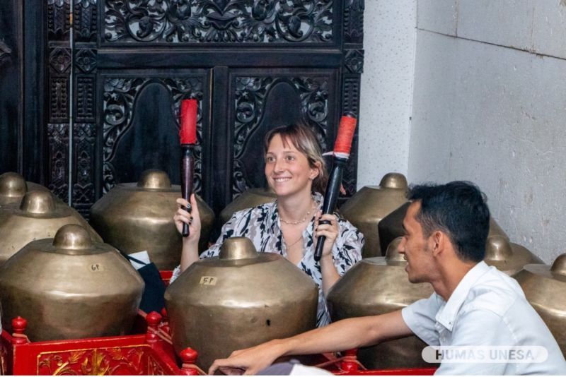 Mahasiswa Australia Barat terpukau dengan keberagaman alat musik tradisional Indonesia, salah satunya gamelan. Menurut mereka, bentuk dan suaranya unik.