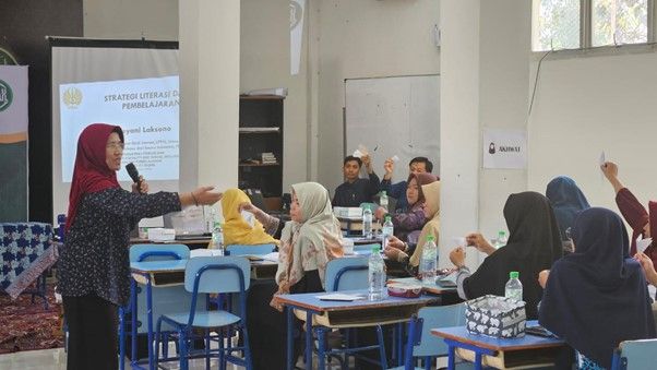 Guru besar FBS sekaligus Kapus Literasi UNESA memberikan penguatan seputar strategi literasi dalam pembelajaran.