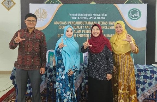 Tim PKM LPPM UNESA bersama pihak SMP Islam Terpadu At-Taqwa, Surabaya.