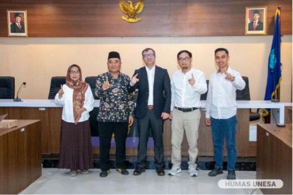 Kiri ke kanan: Direktur TPTP, dekan FIP, narasumber visiting professor, wakil dekan II FIP, dan Koorprodi S-1 MP UNESA.