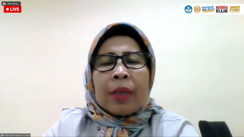 Prof. Dr. Fida Rachmadiarti, M.Kes. membuka acara sosialisasi KKN bela negara