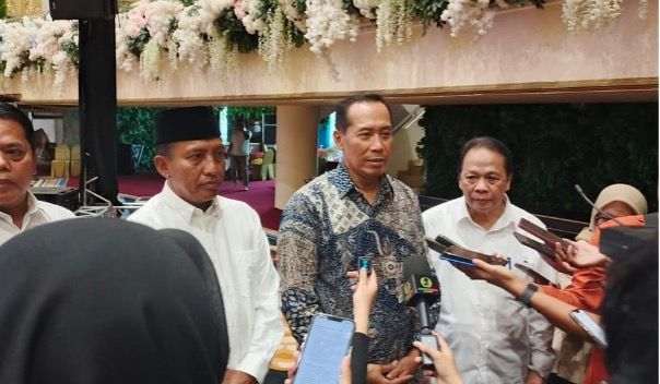 Wamendiktisaintek RI bersama jajaran pimpinan kampus ‘Satu Langkah di Depan’ memberikan keterangan pers terkait urgensi kerja sama perguruan tinggi dengan Kemensos RI dalam pengentasan kemiskinan, dan sedikit menyampaikan terkait tukin dosen.