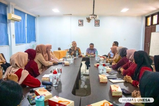 Prof. Dr. Mohd Mokhtar Tahar dari UKM berbagi pengalaman dan gagasan pengembangan guru di Malaysia dengan jajaran pimpinan dan guru Labschool UNESA.