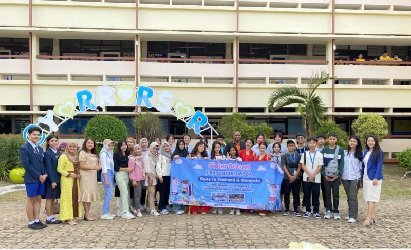 Keseruan program sistem school siswa Labschool UNESA di Thailand dan Malaysia.