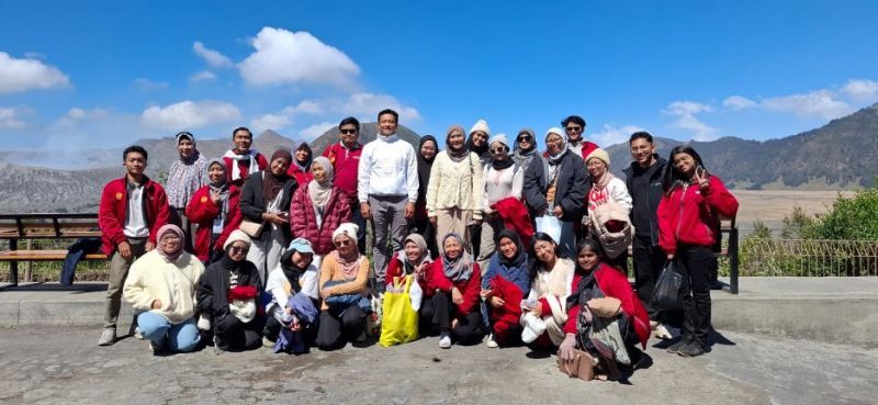 Tim International Collaboration Community Service Program FH UNESA dan FUHA UniSZA Malaysia di kawasan Bromo.