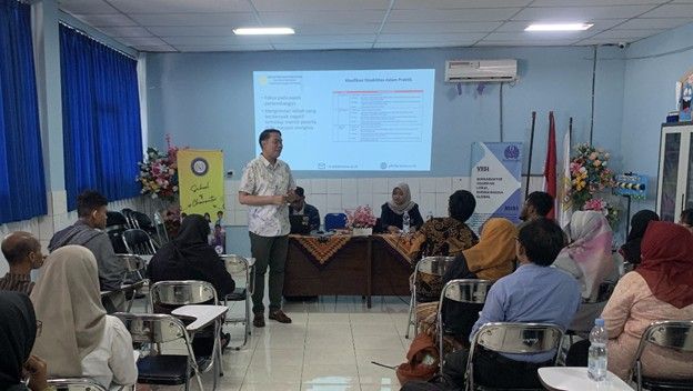 Narasumber pelatihan menyampaikan seputar strategi yang bisa dilakukan guru untuk mendeteksi kebutuhan peserta didik, termasuk penyandang disabilitas.