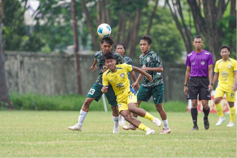 Pemain Unesa FC berusaha keluar dari penjagaan ketat pemain Bajul Ijo. (Foto: Tim Unesa FC)