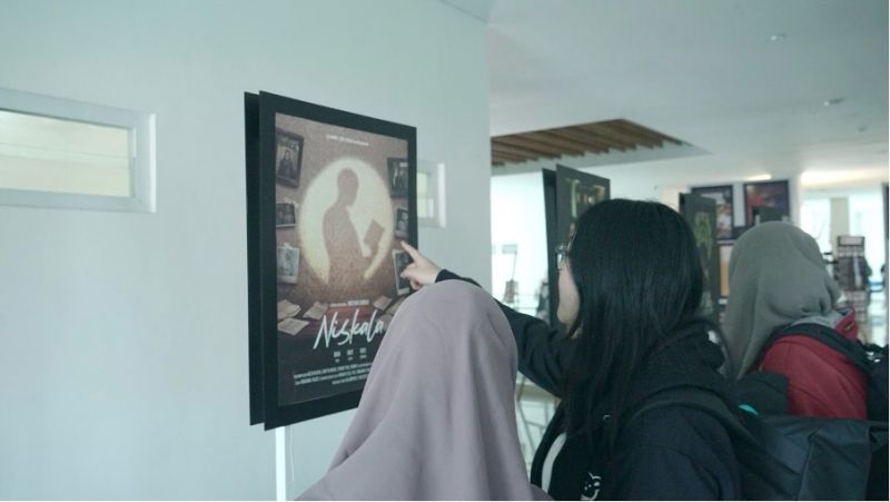 Peserta layar apresiasi selain menyaksikan film pendek, juga bisa melihat karya poster pada sesi pameran. 