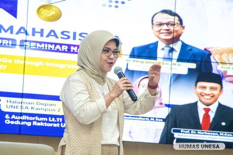 Sesditjen Dikti, Aisyah Endah Palupi memaparkan materi tentang mobilitas akademik mahasiswa di hadapan mahasiswa dan dosen Unesa.