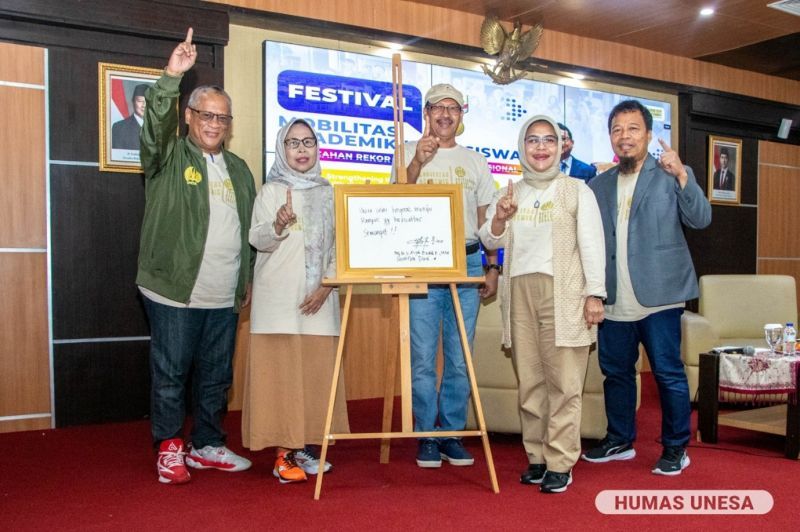 Wakil Rektor I dan Wakil Rektor II Unesa serta jajarannya bersama Sesditjen Dikti yang baru saja menuliskan harapannya di papan harapan Unesa.