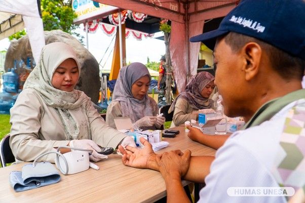 Civitas dan masyarakat sekitar yang menghadiri buka bersama di kampus ‘Growing with Character’ mendapatkan layanan kesehatan gratis dari Fakultas Kedokteran (FK) Unesa.