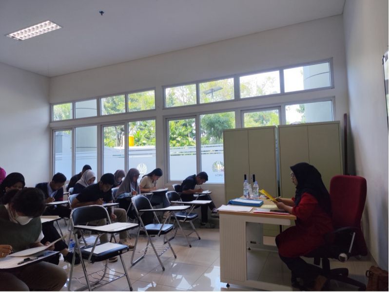 Suasana Japanese-Language Proficiency Test (JLPT) 2024 di UNESA 