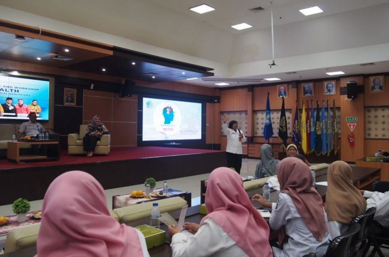 Dosen dan mahasiswa menghadiri seminar internasional tentang kesehatan mental di Auditorium, Rektorat UNESA.