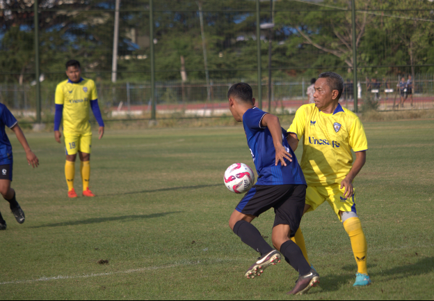 Guru besar sekaligus manajer UNESA FC turut merumput bersama jajaran civitas menghadapi tim UM dan Undiksha.