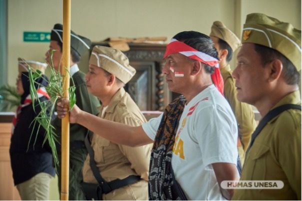 Rektor, Cak Hasan dan jajarannya mengenakan baju perjuangan dalam Upacara Hari Pahlawan.