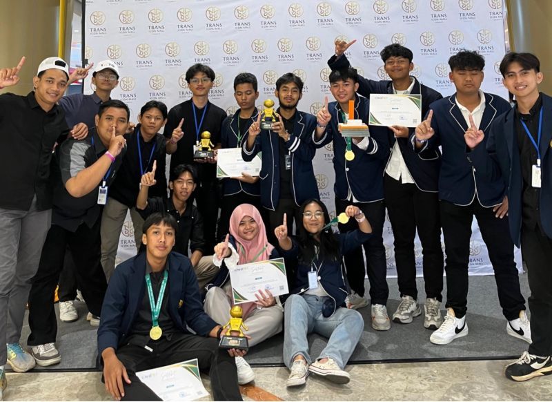 Tim Robotika SMA Labschool UNESA yang menorehkan prestasi dalam Kejuaraan Robotika Nasional (Kejurnas) 2024.