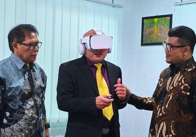 Pihak SEAMEO SEN menjajaki Quran Recitation VR (QVR), salah satu produk inovasi unggulan UNESA.