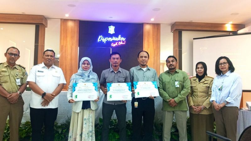 Direktur PPIS Unesa menerima penghargaan Zero Accident dari Pemerintah Provinsi Jawa Timur. 