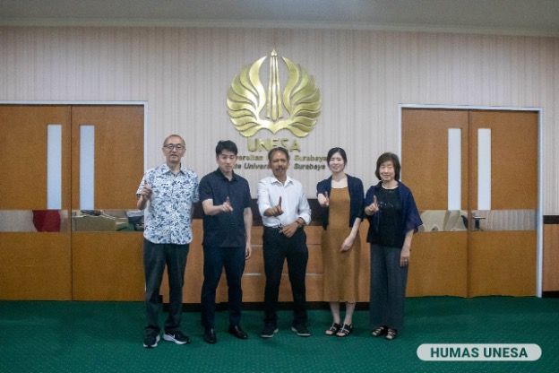 Sejarawan UNESA (tengah) bersama perwakilan keluarga besar Yasuoka Shotaro.