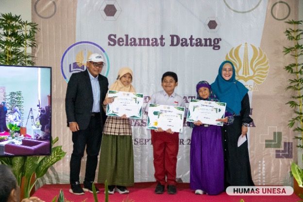 Kepala UPT Perpustakaan (kiri) bersama pemenang lomba story telling tingkat SD/MI se-Surabaya Raya.