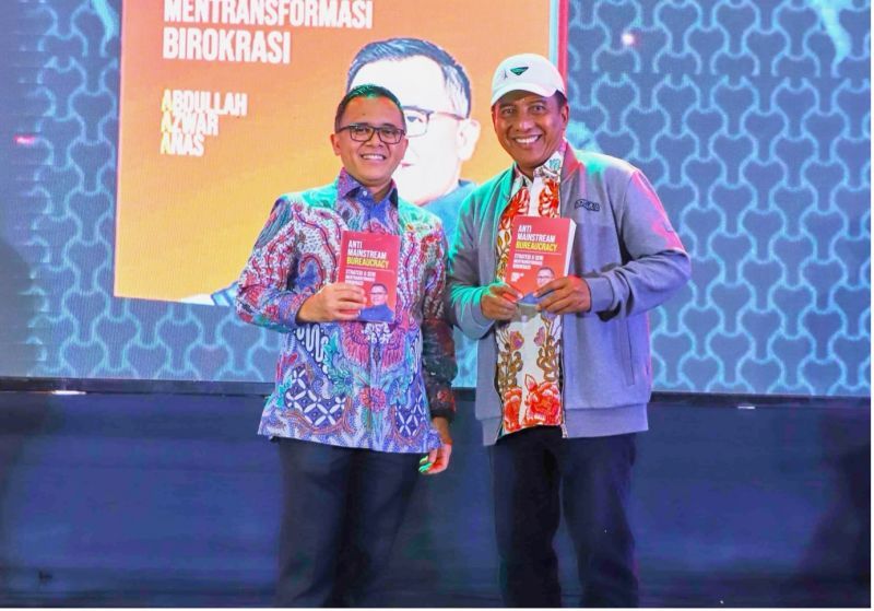 Menteri PAN RB Abdullah Azwar Anas dan Rektor UNESA Cak Hasan dalam acara peluncuran buku "Anti Mainstream Bureaucracy: Strategi Mentransformasi Birokrasi" di Jakarta.