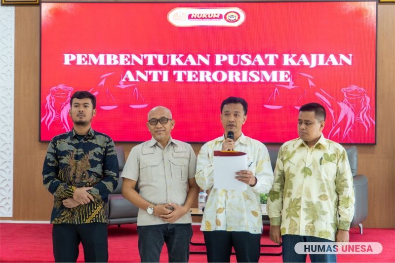 Dekan FH Unesa, Arinto Nugroho dan jajarannya; bersama Direktur Pencegahan Tindak Terorisme, Satgaswil Jawa Timur Densus 88 AT Polri, Kompol. Dani Teguh Wibowo; dan Arif Fatoni mendeklarasikan pembentukan Pusat Kajian Anti-Terorisme Unesa.