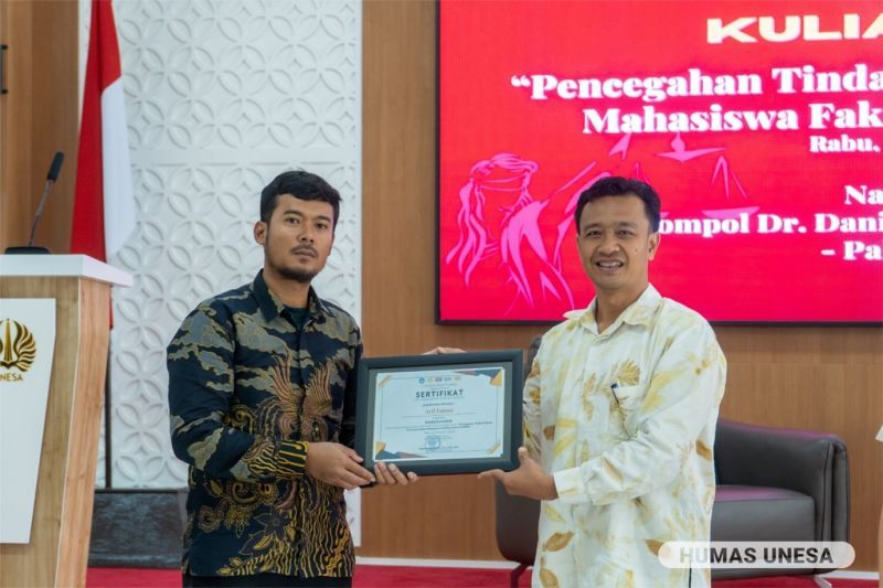 Dekan FH memberikan penghargaan kepada narasumber, eks napi teroris, Arif Fatoni yang membagikan pengalaman dan pemahaman bagaimana paham terorisme tersebar sebagai bekal bagi mahasiswa agar tidak terjerat. 