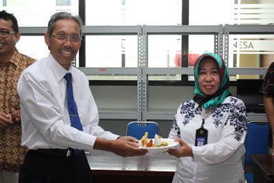 Rektor Unesa Prof. Dr. Warsono, M.S dan Wakil Rektor 1 Dr. Yuni Sri Rahayu saat tasyakuran dan pembukaan SBMPTN 2017.