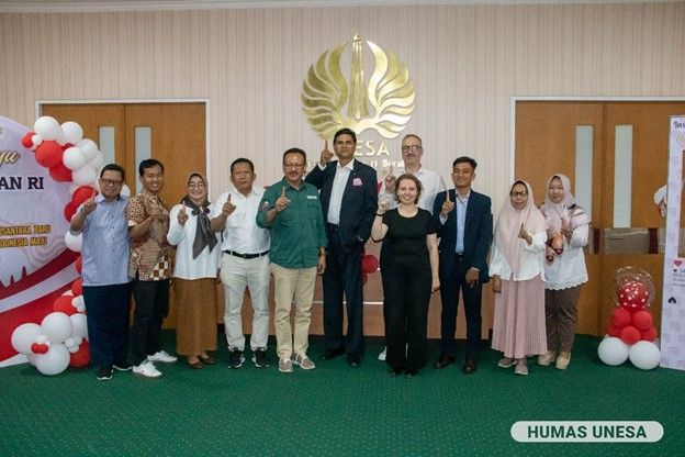 Pimpinan UNESA dan jajarannya bersama delegasi HSE Russia menyampaikan komitmennya untuk merealisasikan kerja sama, salah satunya dalam bentuk pertukaran mahasiswa.