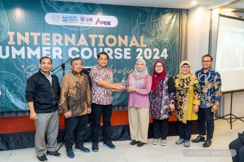 Jajaran pimpinan UNESA dan FMIPA UNESA bersama delegasi dari USM dan APEX.