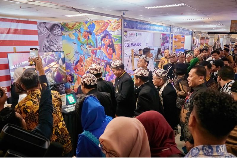 Pameran pendidikan Konaspi XI di UNESA dipadati pengunjung dari kalangan mahasiswa dan civitas. Dirjen Diktiristek bersama jajaran pimpinan LPTK juga turut menjajaki berbagai inovasi di masing-masing stan.