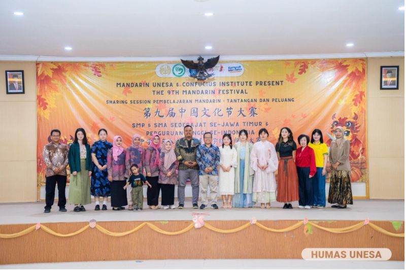 Pimpinan CI UNESA, Prodi Mandarin, para mitra, narasumber, panitia, dan perwakilan peserta Festival Mandarin.