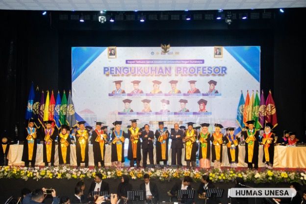 Sebelas guru besar yang dikukuhkan berpose bersama pimpinan dan jajaran rektor senior UNESA.