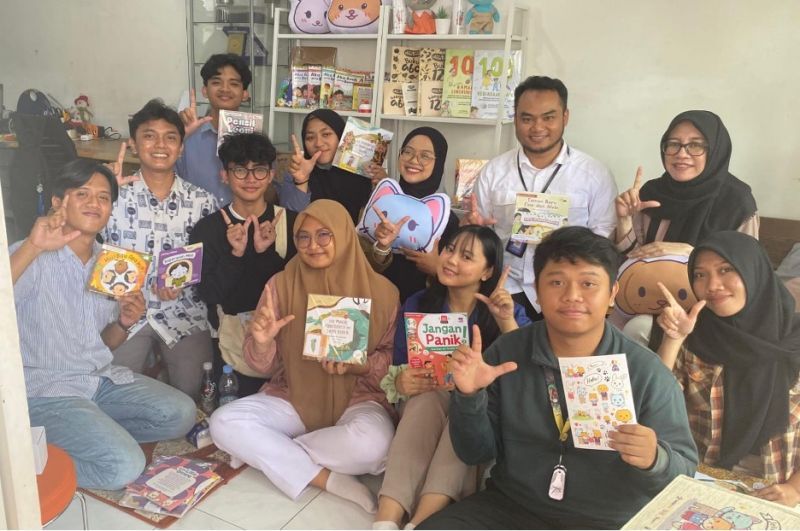 Kunjungan mahasiswa Desain Grafis Vokasi UNESA di industri kreatif buku anak.