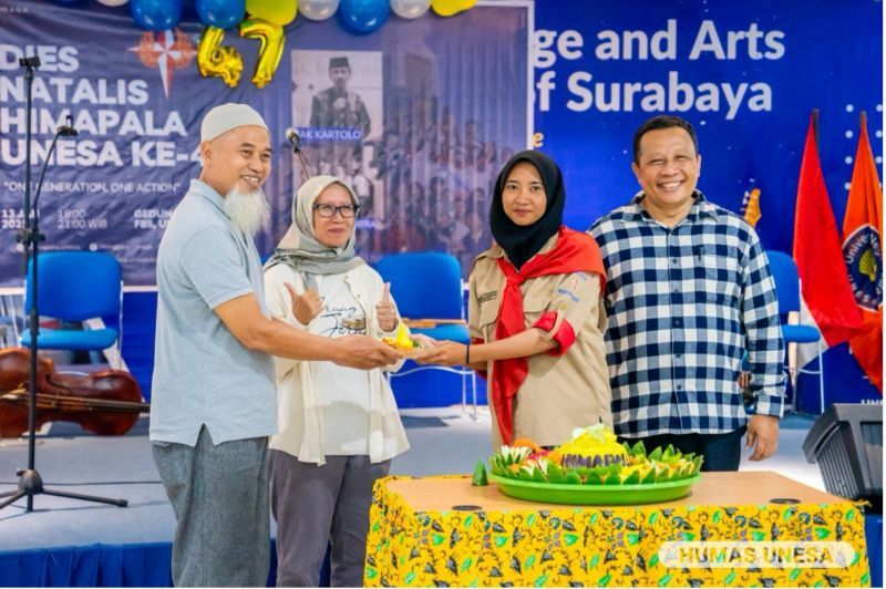 HANGAT: Pemotongan tumpeng Dies Natalis ke-47 Himapala Unesa.