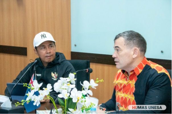 Wakil Rektor IV Unesa, Dwi Cahyo Kartiko (kiri), dan Glen Askew, Konsul Jenderal Australia di Surabaya (kanan) memimpin pertemuan.