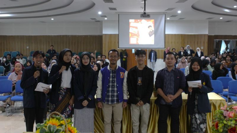 Koorprodi S-1 DKV Marsudi, S.Pd., M.Pd., foto bersama narasumber, panitia, dan peserta talkshow