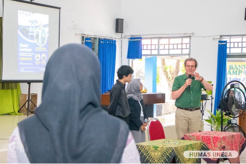 Jauh-jauh dari UK, Profesor Kieron Sheehy sharing seputar pemanfataan teknologi informasi dalam dunia pendidikan yang harus didukung dengan SDM yang mau terus belajar dan mengupdate kemampuan.