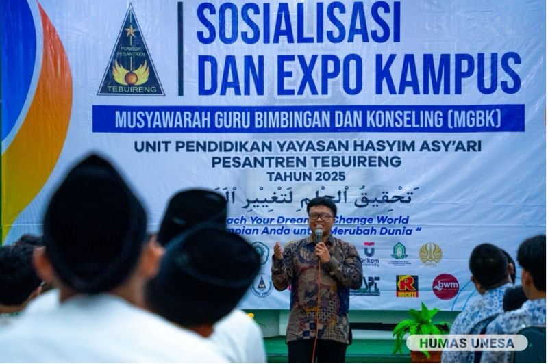 Kepala Seksi Informasi Publik Unesa, Muh Ariffudin Islam menyampaikan seputar Unesa, termasuk fakultas dan prodi hingga cara pendaftaran SNBP 2025 di hadapan ratusan santri Pesantren Tebuireng.