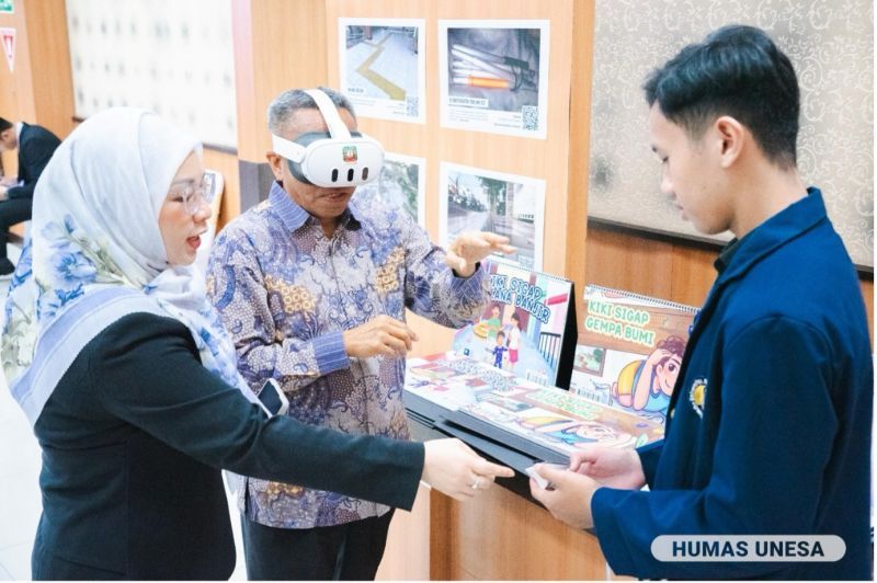 Peragaan cara kerja inovasi EMO-VR, perangkat pembelajaran teknologi VR untuk mendukung regulasi diri siswa penyandang autis karya guru besar manajemen pendidikan khusus Unesa dan tim.