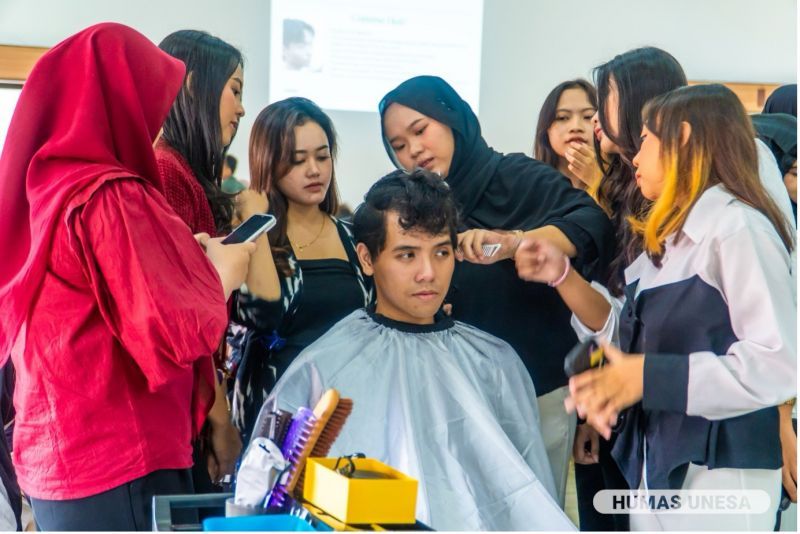 Selain mempelajari tren rambut, mahasiswa juga langsung praktek cara memangkas rambut Korean Style.