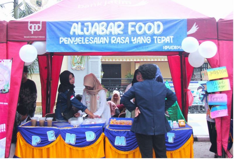 Mahasiswa membuka lapak usaha dalam acara bazar dan buka bersama di Unesa Kampus 5 Magetan.