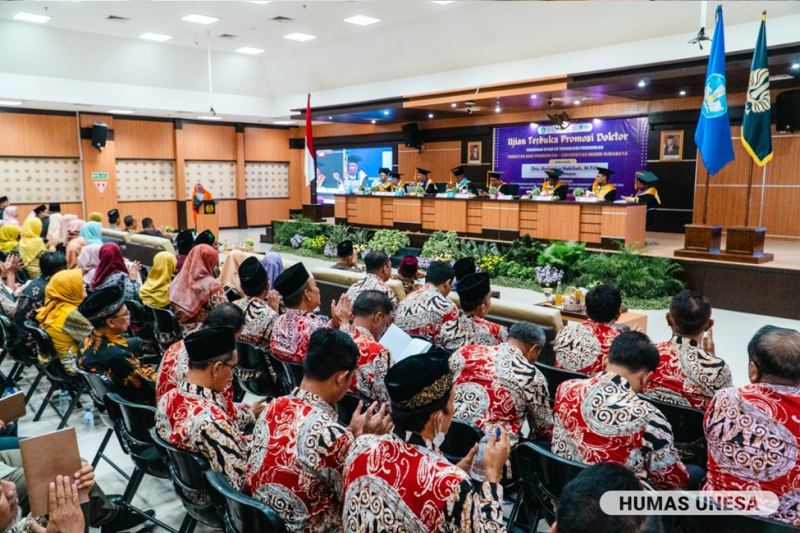 Bupati Gus Yani bersama jajaran Organisasasi Perangkat Daerah (OPD) Gresik serta keluarga dan kerabat hadiri sidang terbuka doktor Bu Min di UNESA.