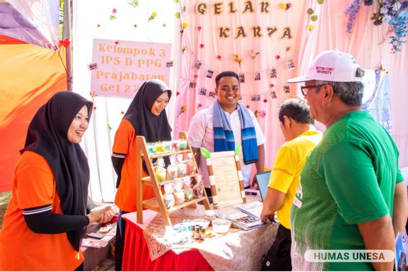 Wakil Rektor II UNESA meninjau satu persatu stand inovasi peserta gelar karya.