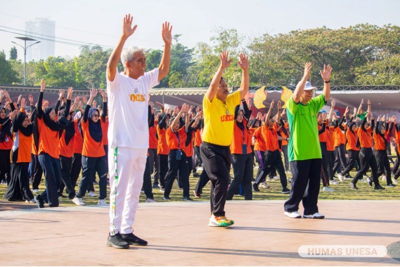 Senam bersama pimpinan UNESA bersama peserta gelar karya yang diikuti seribuh lebih mahasiswa.